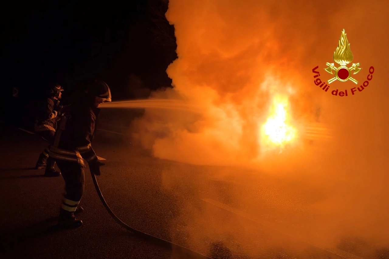 Auto a fuoco in Umbria, l'intervento dei vigili del fuoco di Gaifana