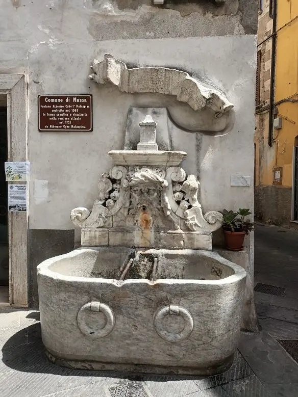 Martellate dei vandali sulla storica fontana di Borgo del Ponte