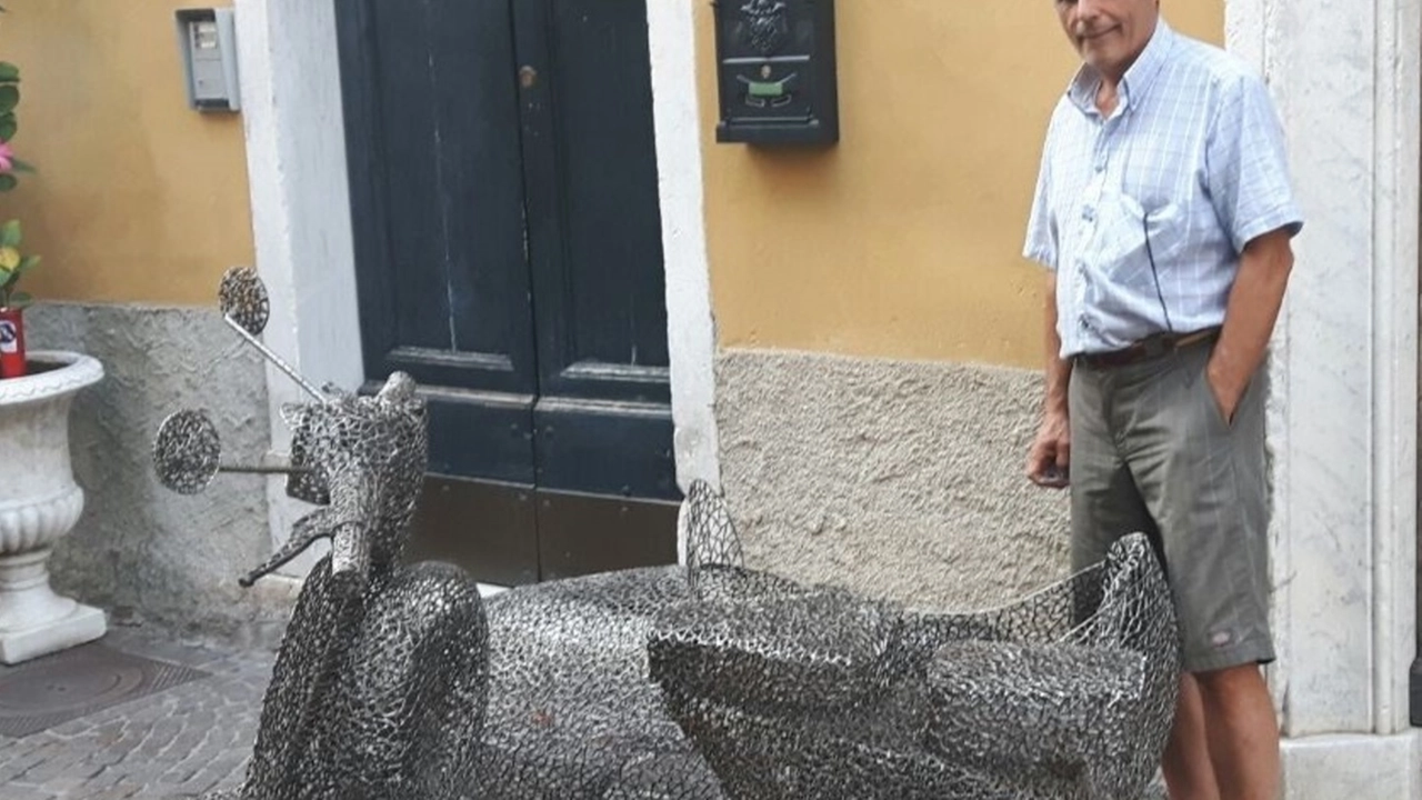 La scultura raffigurante la Vespa con sidecar realizzata con tondini di metallo