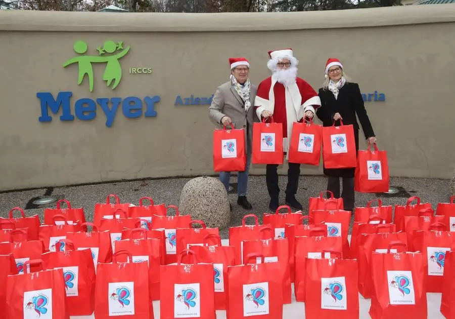 Nardella 'Babbo Natale' al Meyer, doni ai bambini