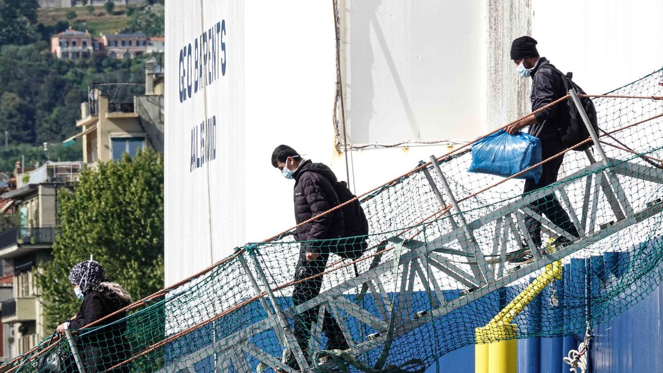 Lo sbarco dei migranti dalla Geo Barents attraccata nel porto della Spezia il 5 maggio (foto Alexia Frascatore)