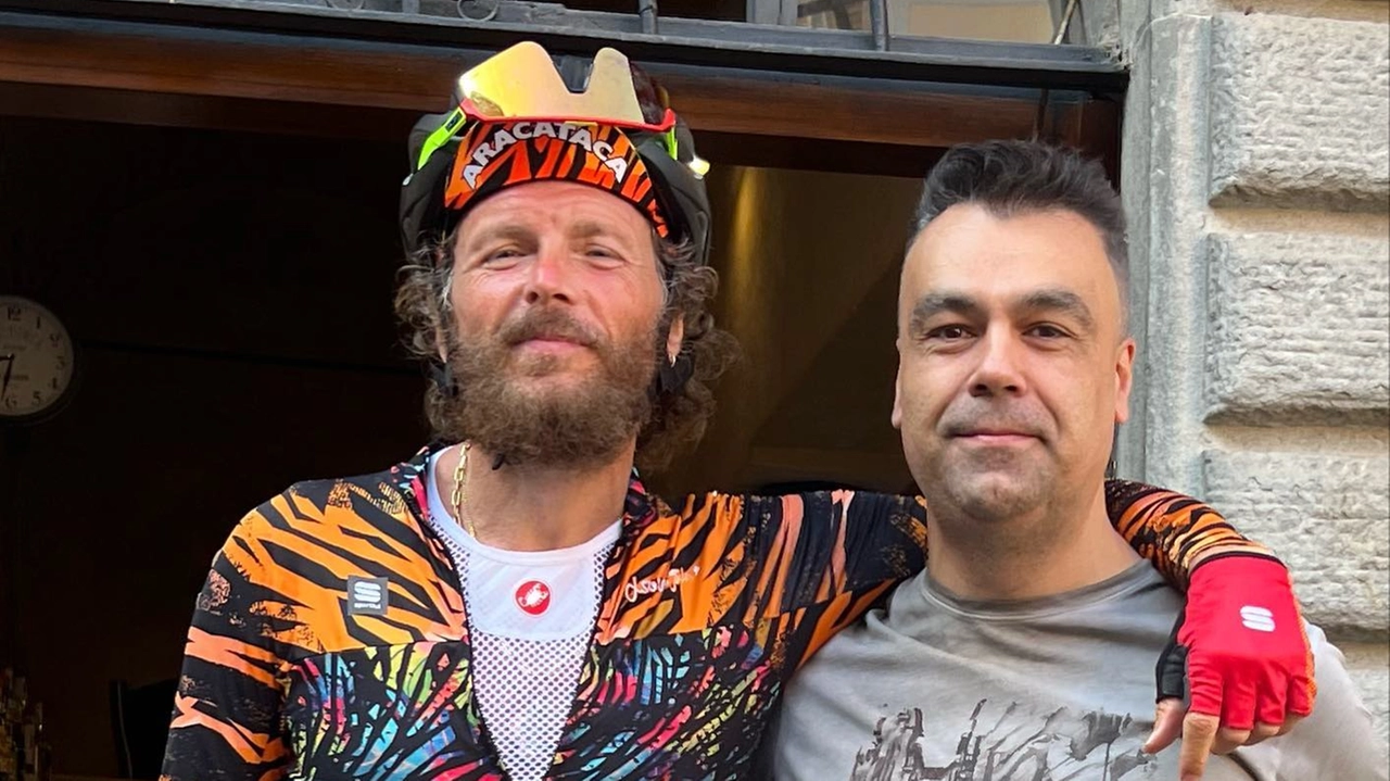 Un caffè con Jovanotti, arriva in bici a Montone e trova il sindaco