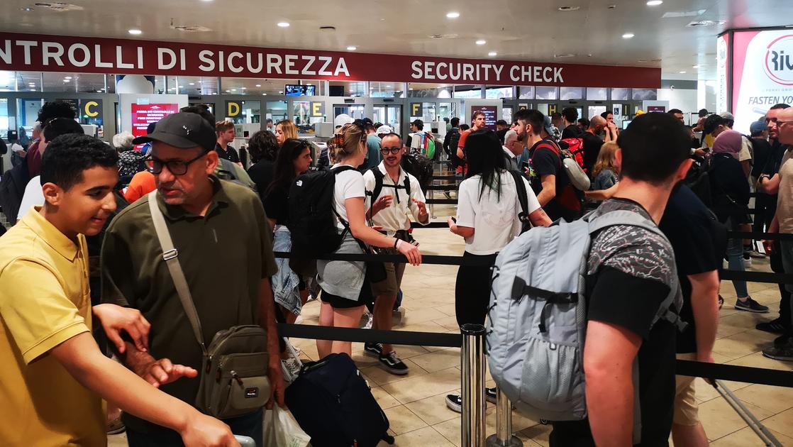 Sciopero 20 ottobre, 60 voli cancellati negli aeroporti di Firenze e Pisa