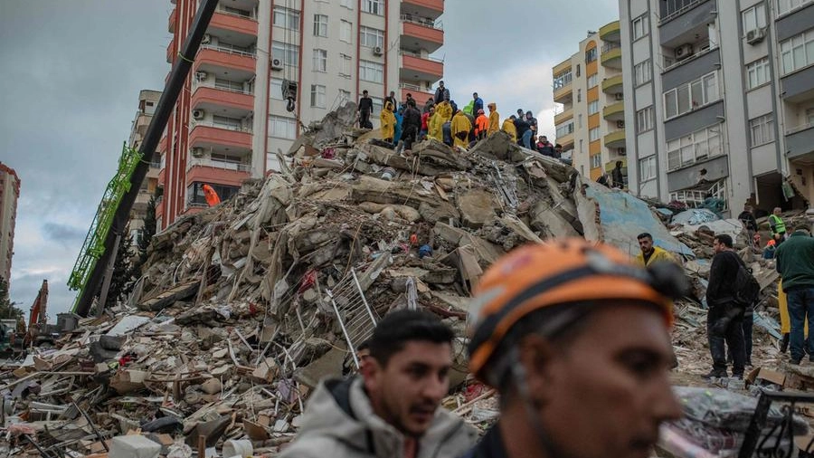 Terremoto in Turchia: oltre 3.800 morti. "Un italiano tra i dispersi"