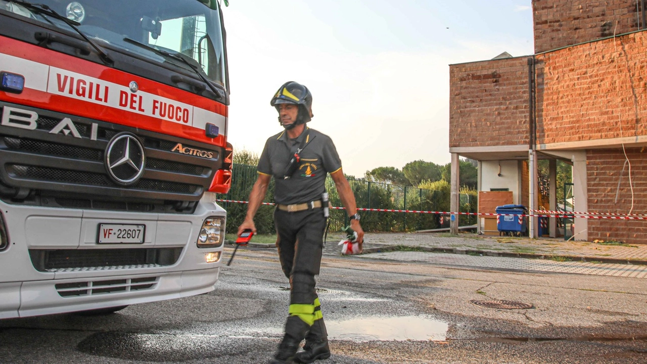  I pompieri in azione dopo che la tempesta lampo ha danneggiato il palazzetto (Germogli)