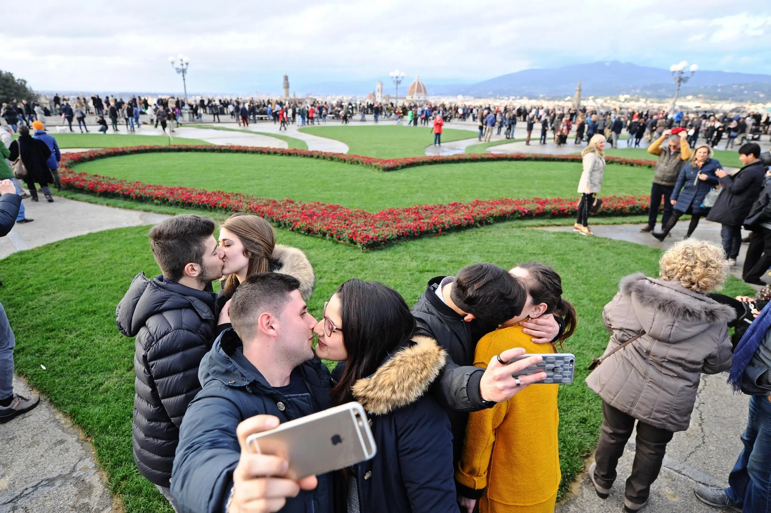 Piazzale Michelangelo, addio al prato del maxi-Giglio