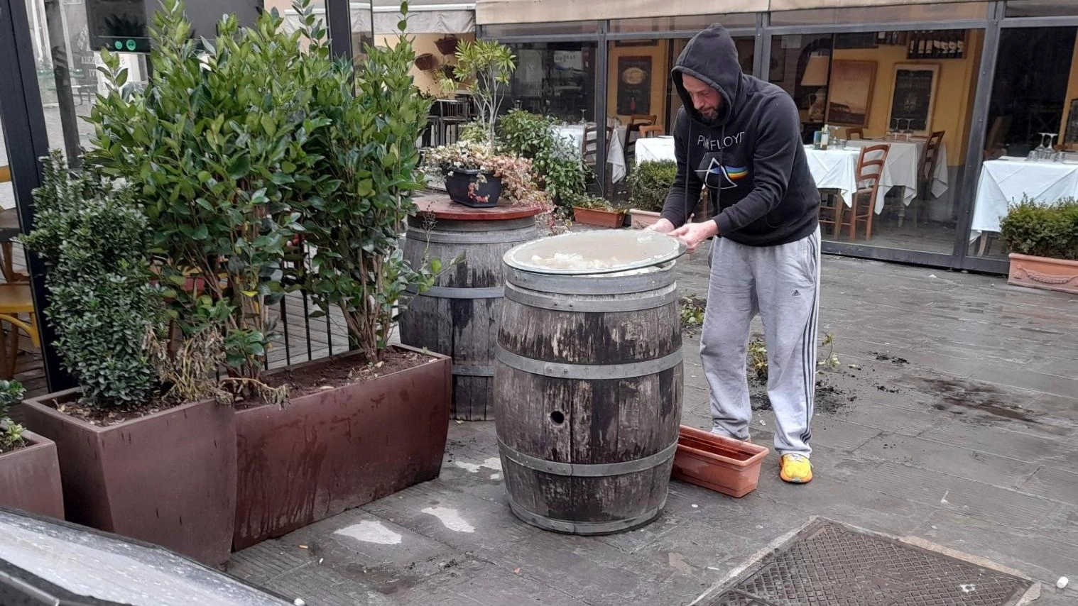 Centro storico devastato. Tre vandali minorenni spaccano tutto all’alba. Il sindaco: "Daspo urbano"