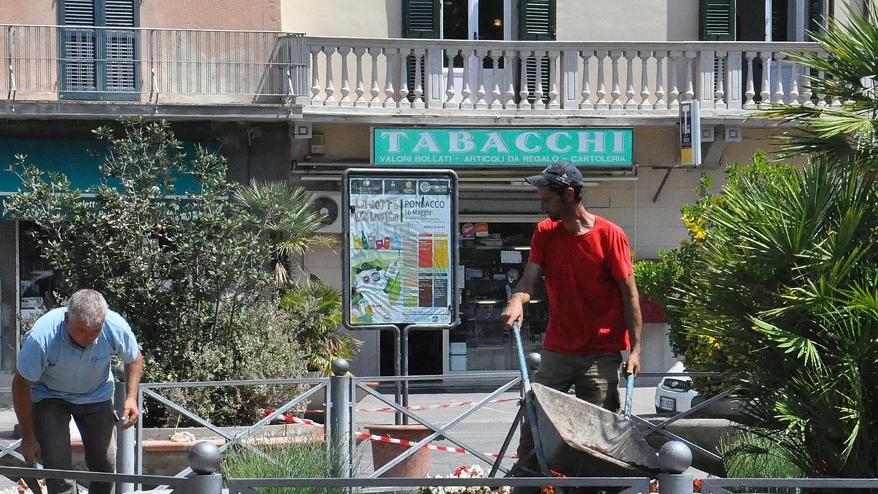 Un operaio del Comune mentre trasforma la fontana in un’aiuola (foto Germogli)