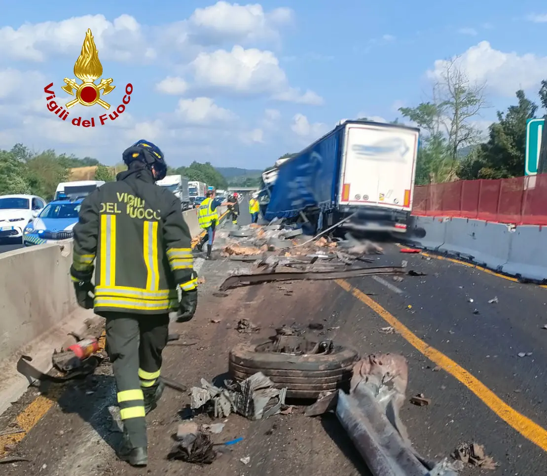 Tragedia sfiorata in A1 camion perde bobine di metallo da 800 kg