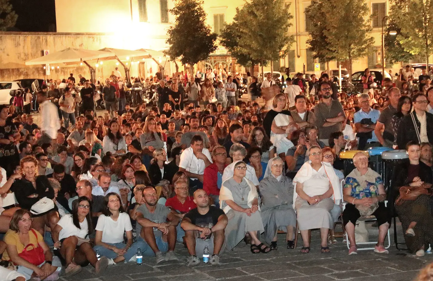 Piazza stracolma per i 35 anni di 'Non ci resta che piangere'. Troisi e Benigni, che miti