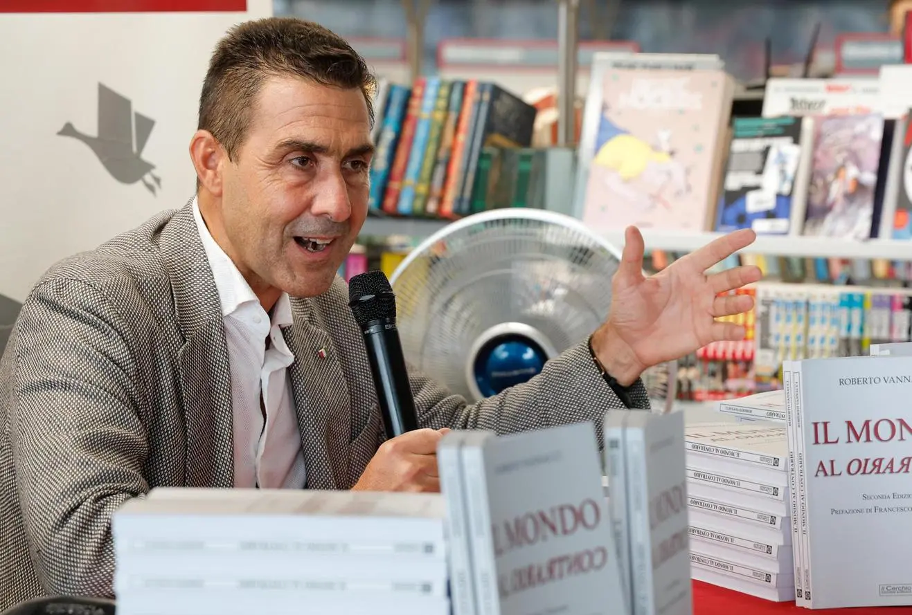 Il mondo al contrario. Il generale Vannacci presenta il suo libro