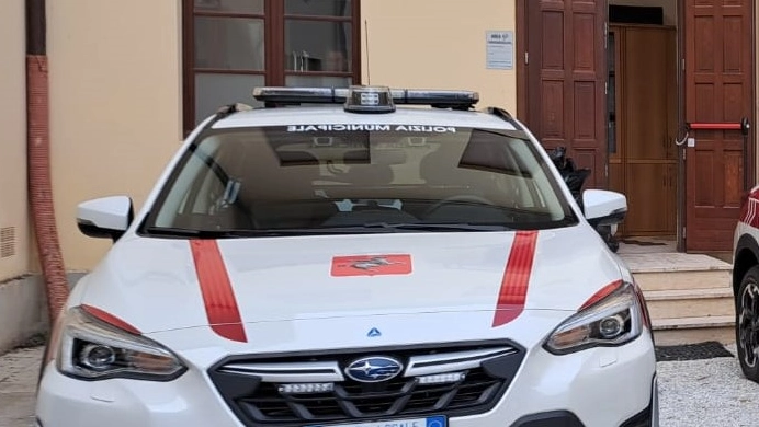 Un'auto della Polizia Municipale