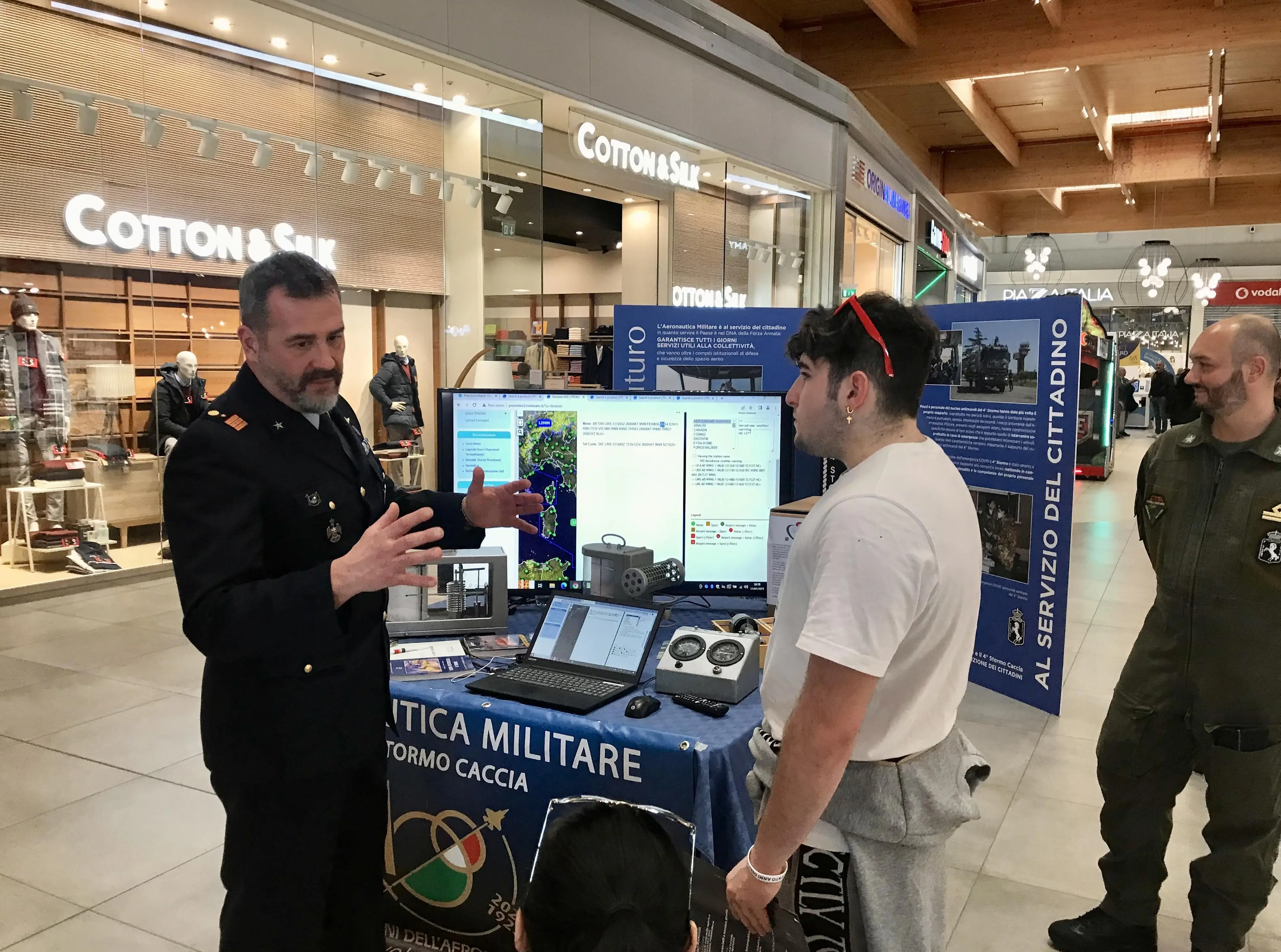 Due giorni intensissimi per gli stand dell Aeronautica militare