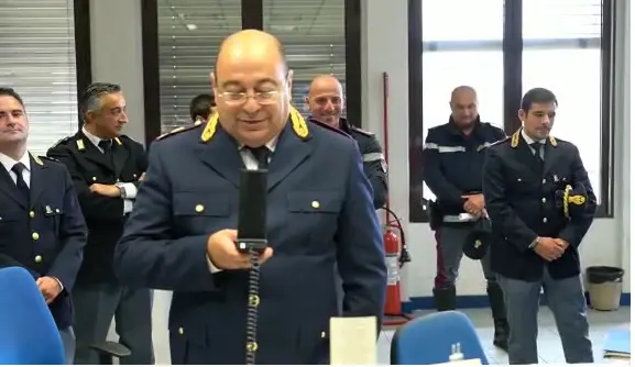 Polizia, Il Dirigente Va In Pensione: Emozionante Saluto Via Radio Alle ...