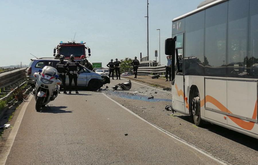 Incidente Mortale A Firenze Scontro Tra Auto E Bus