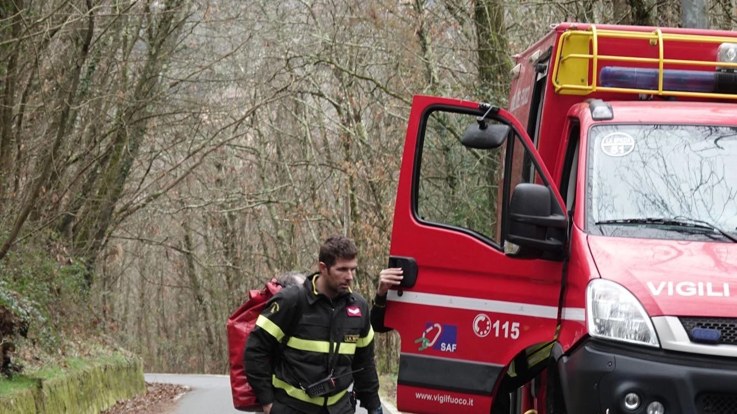 Cacciatore cade e si ferisce nel bosco