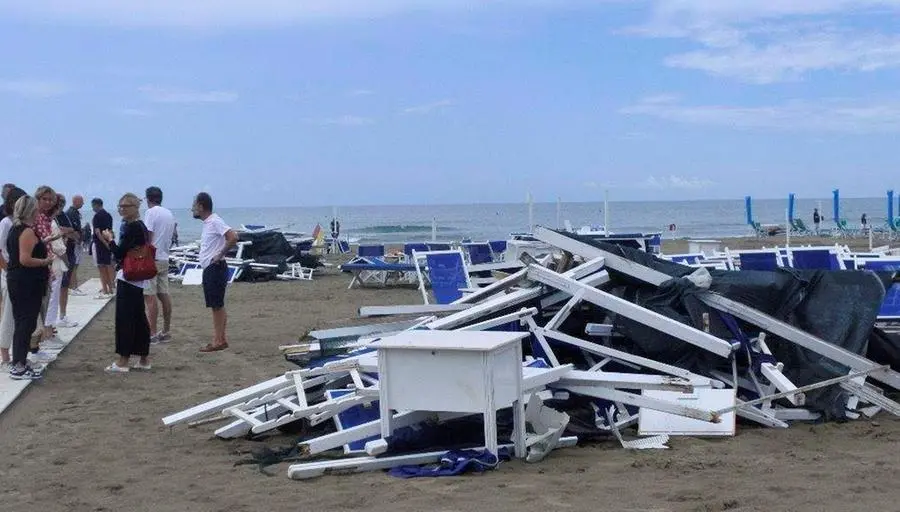 Versilia, anche i clienti sistemano la spiaggia. Rifocillati con cinque chili di pasta