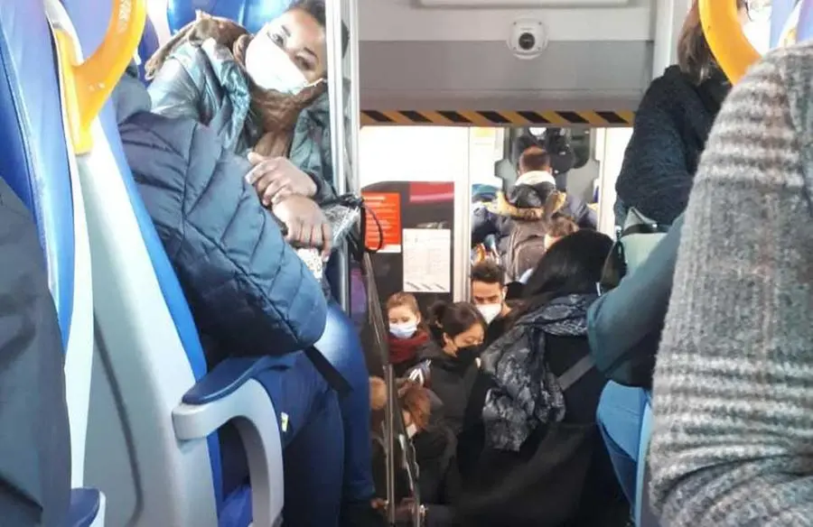 Treni sovraffollati, posizioni inconciliabili