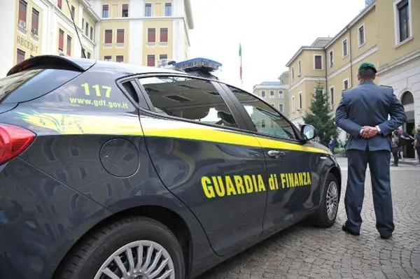 Guardia di finanza, denunciato falso finanziere