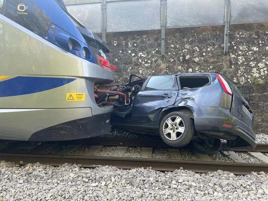 Incidente tra treno e auto a Santa Mama