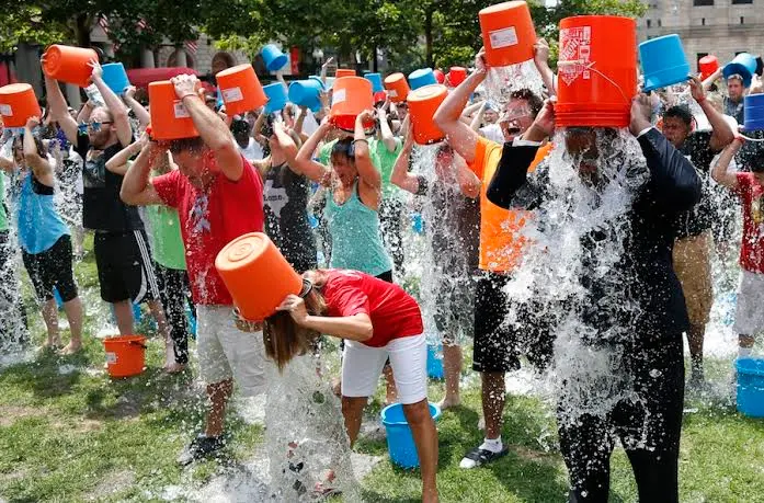 #IceBucketChallenge, gavettone collettivo contro la Sla: "Attese mille persone, ognuno darà un euro"