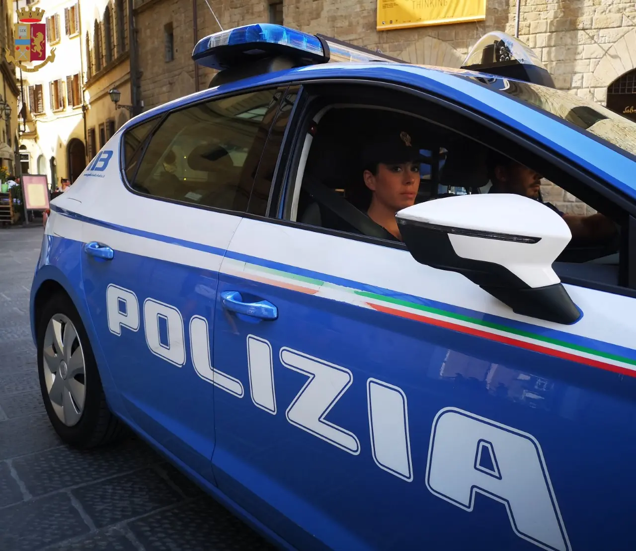 Firenze, presi fidanzati-scippatori, lei è incinta. Inutile la fuga, li blocca la polizia