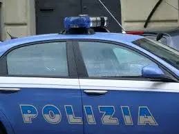 Getta dal balcone due etti di cocaina durante la perquisizione, arrestato