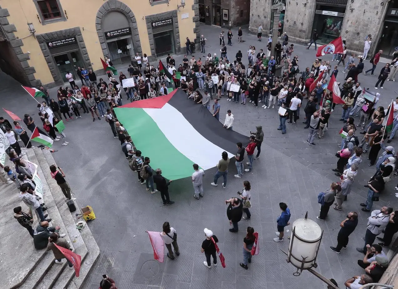 La Bandiera Della Palestina Al Centro Della Piazza: "A Gaza C’è Un ...