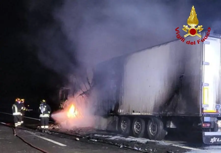 Arezzo, camion carico di frutta va in fiamme sulla A1