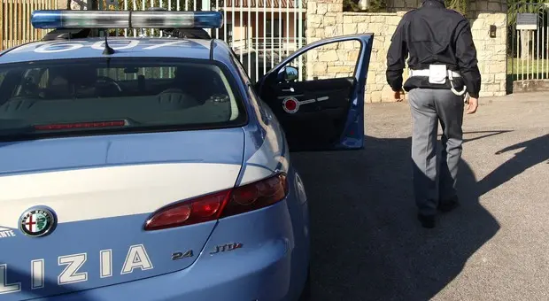 Compra una consolle, ma il venditore sparisce: la polizia lo scova e lo denuncia