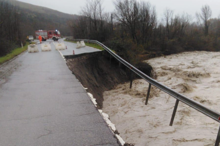 Il tratto lungo il fiume Paglia in cui l'asfalto della Cassia ha ceduto