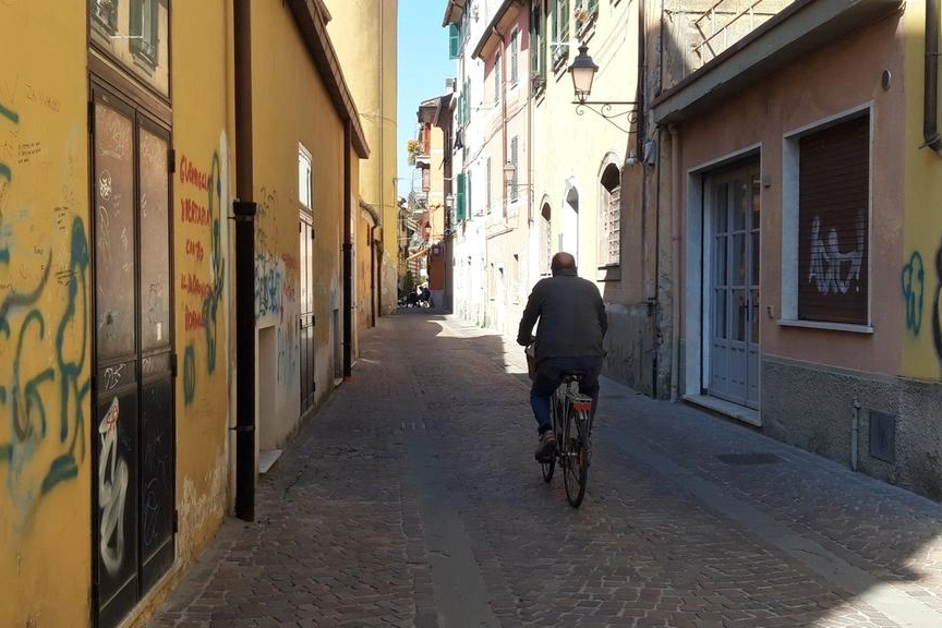 Le facciate dei palazzi e le mura antiche deturpate dai vandali