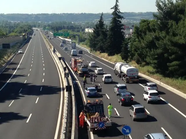 Incidente sulla A1, tamponamento fra sette auto: un ferito