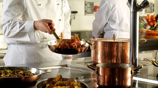 Il lavoro in una cucina (foto repertorio)