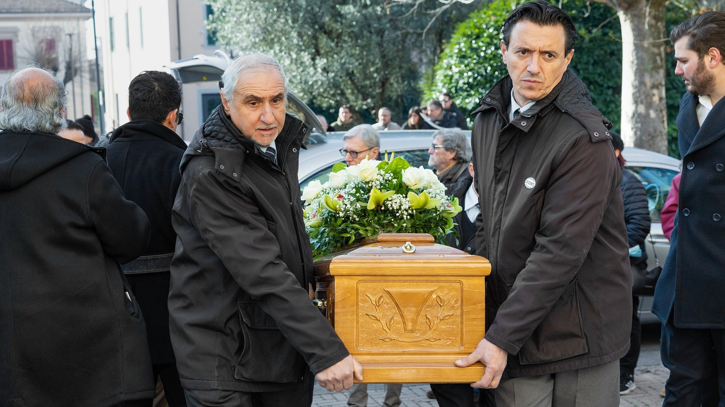 Il feretro di Romano Pazzini viene portato dentro la chiesa di Sant’Antonio dove si sono svolti i funerali (Goiorani)