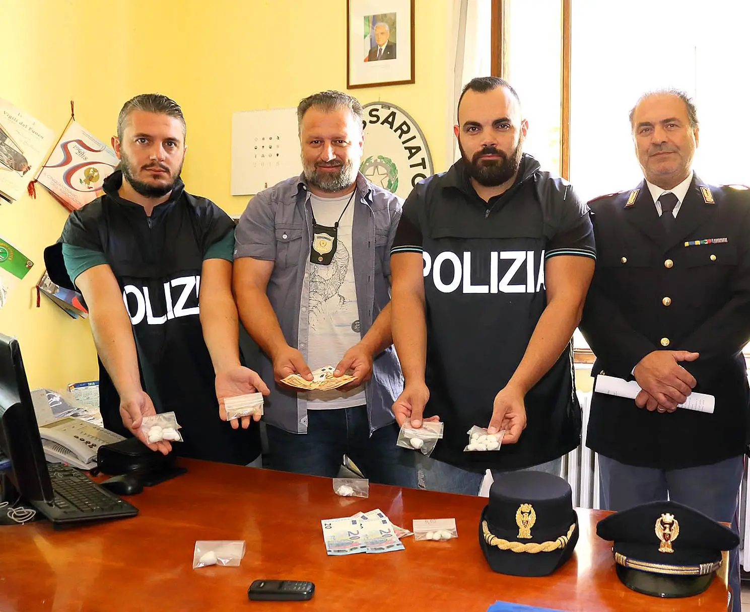 Polizia, ladro arrestato con decine di oggetti rubati