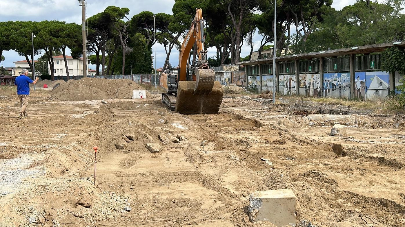 Il tempio dello sport  Iniziata la demolizione  Ora lo Stadio dei Pini  è pronto a ’rinascere’