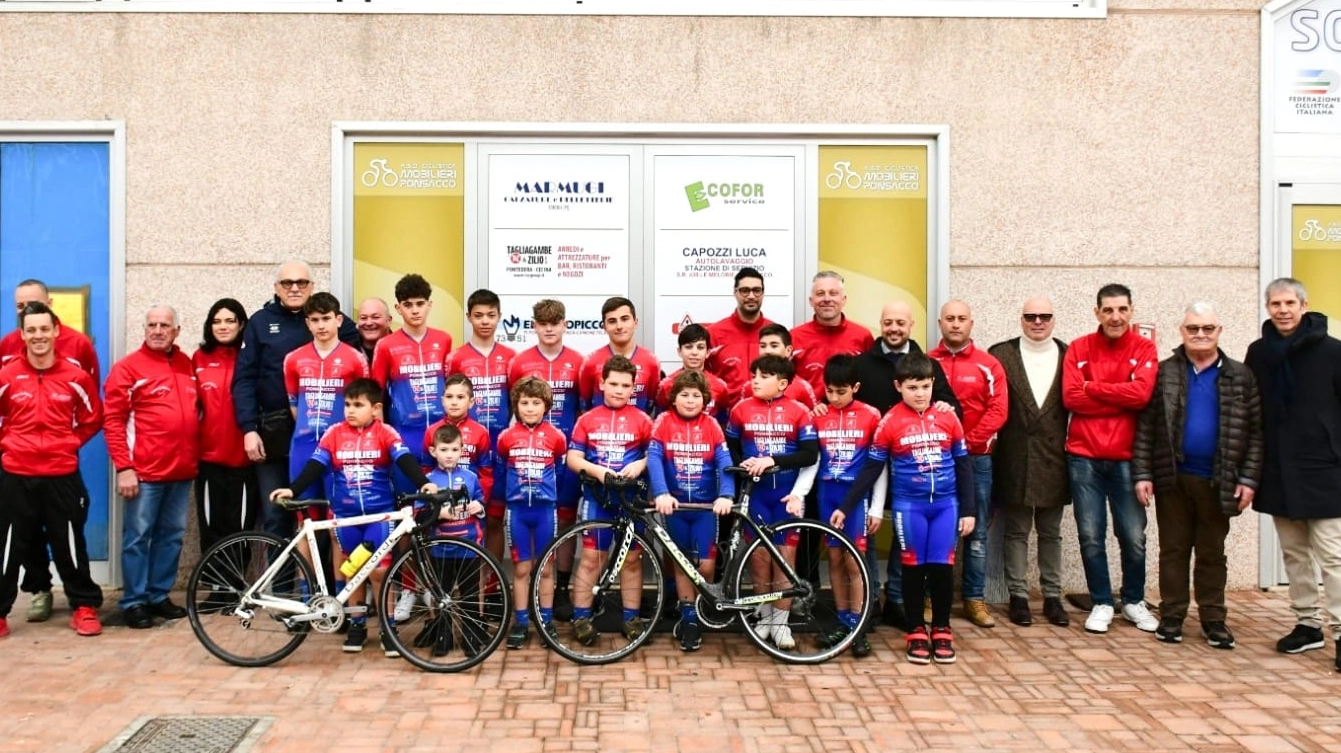 Gli atleti della Mobilieri Ponsacco davanti alla scuola