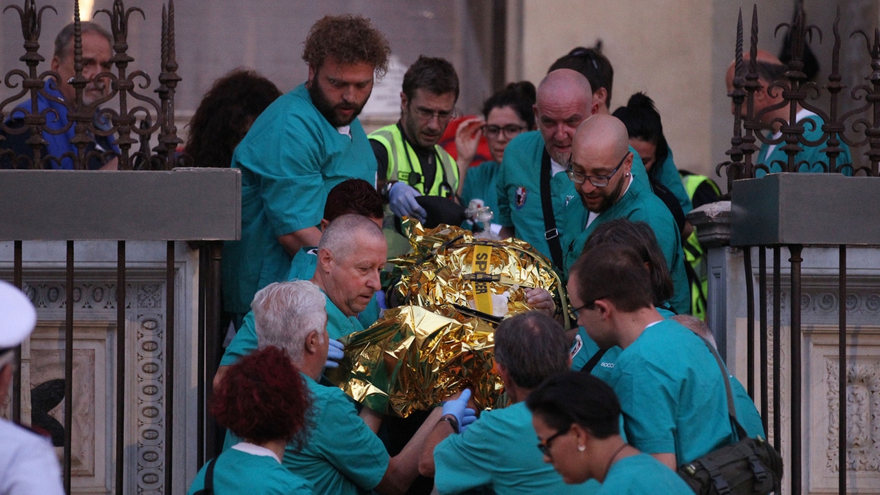 I soccorsi all'uomo colto da malore (foto Paolo Lazzeroni)