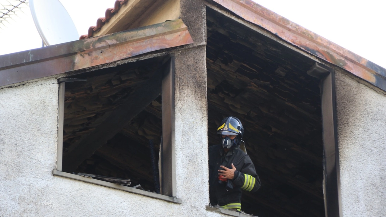 Un vigile del fuoco nella mansarda della tragedia (Foto Attalmi)