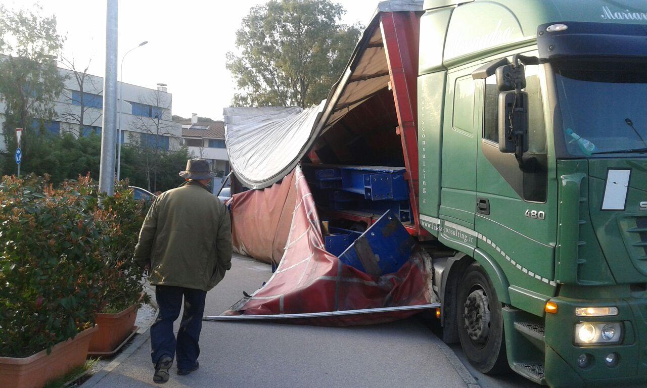 Camion Perde Il Carico: Traffico In Tilt Sull'Aurelia