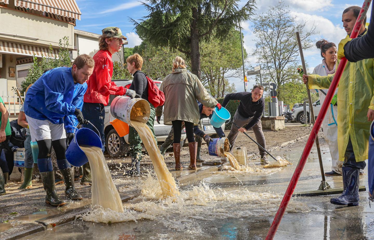 Alluvione In Toscana Il Grande Cuore Della Solidariet Batte Sempre Forte