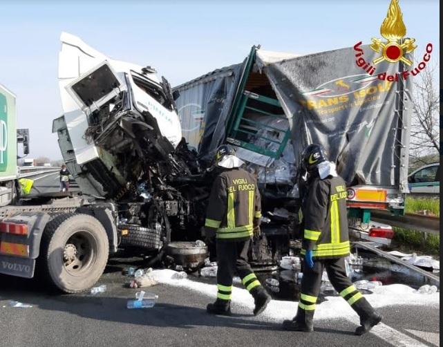 Scontro Tra Tir In Autostrada, Due Feriti