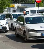 Donne sole a casa in sicurezza grazie alle corse del Taxi Rosa