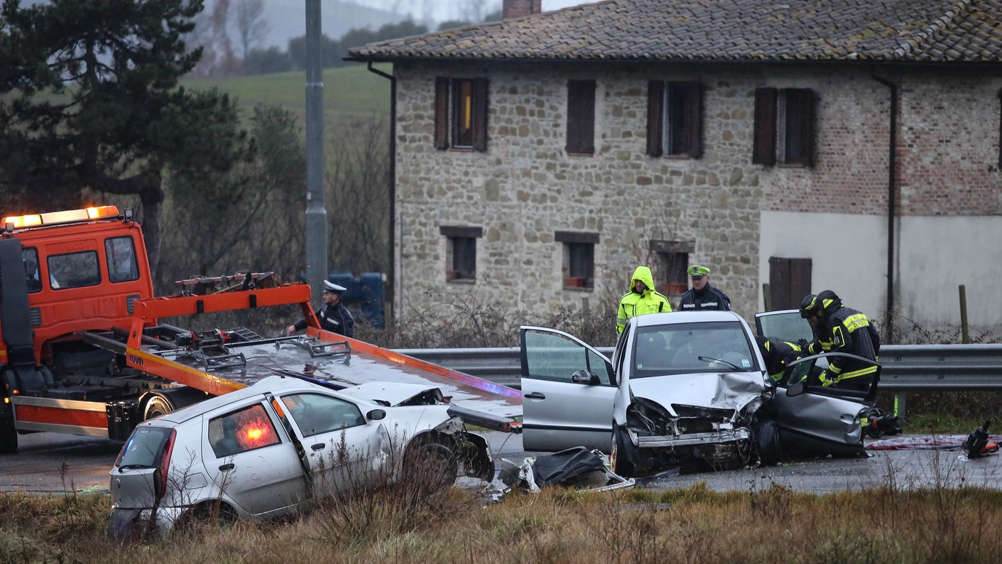 Quello che resta delle due auto dopo il tragico impatto di Piccione, lungo l’Eugubina, costato la vita a due persone