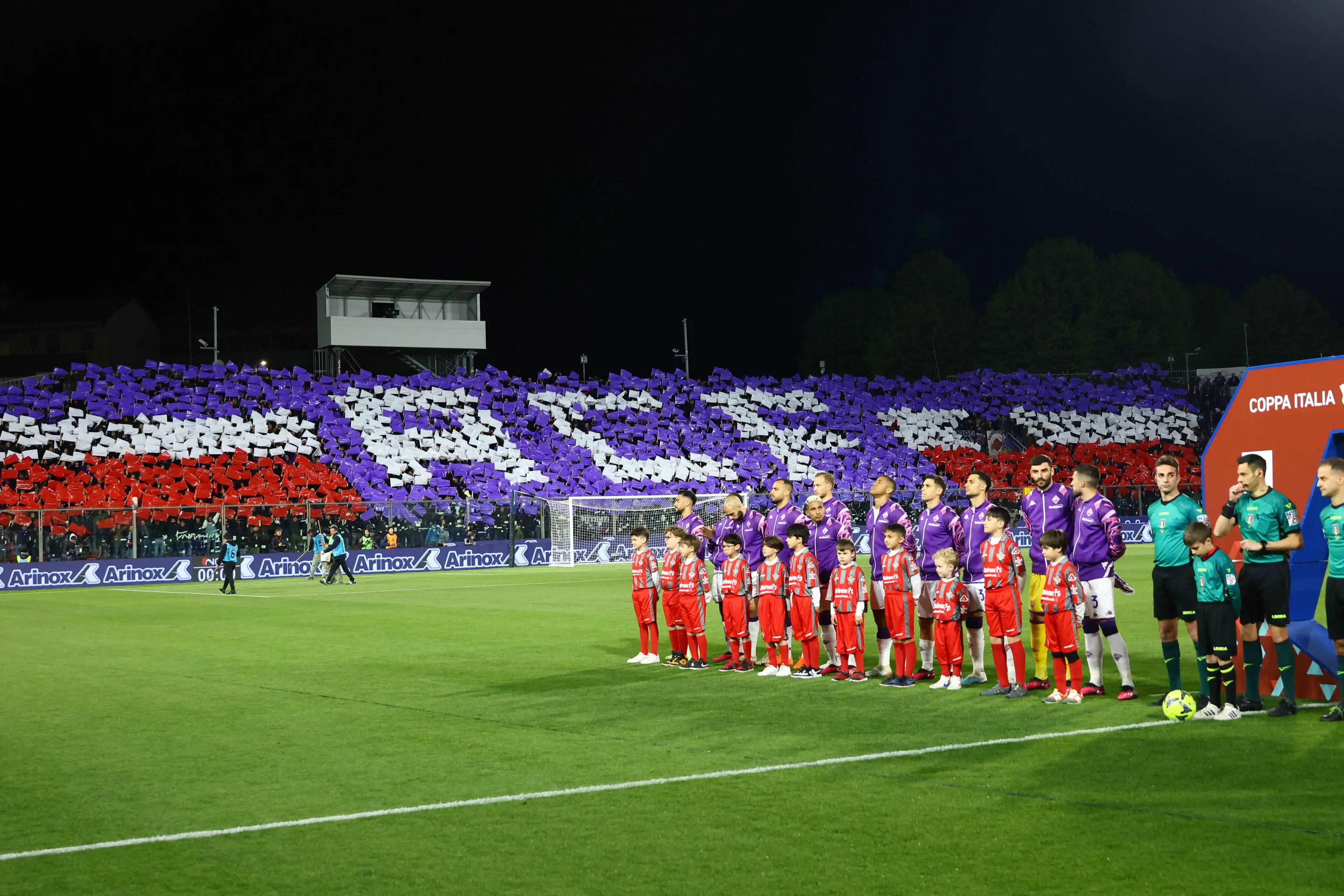 Tutto lo stadio con straordinaria coreografia di fumogeni: uno