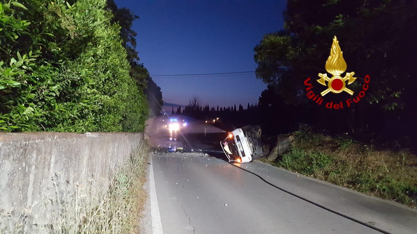 Auto Si Cappotta E Trancia Tubo Del Gas Ferita Una Donna Evacuate Nella Notte Persone