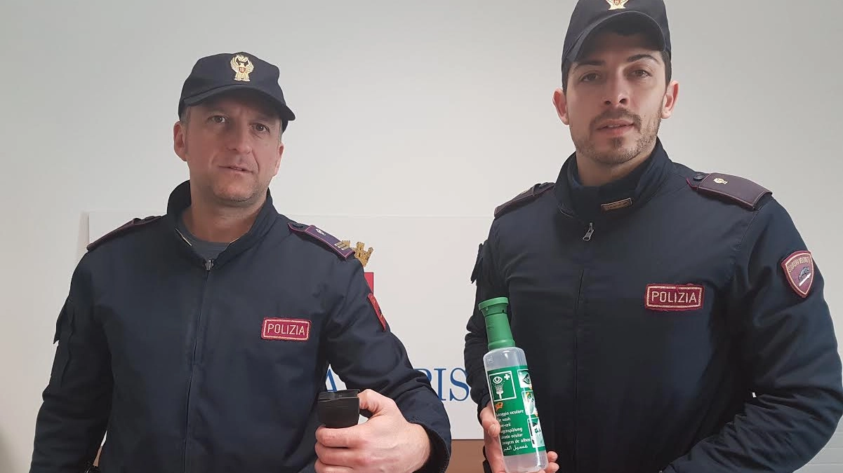 Spray al peperoncino per i poliziotti