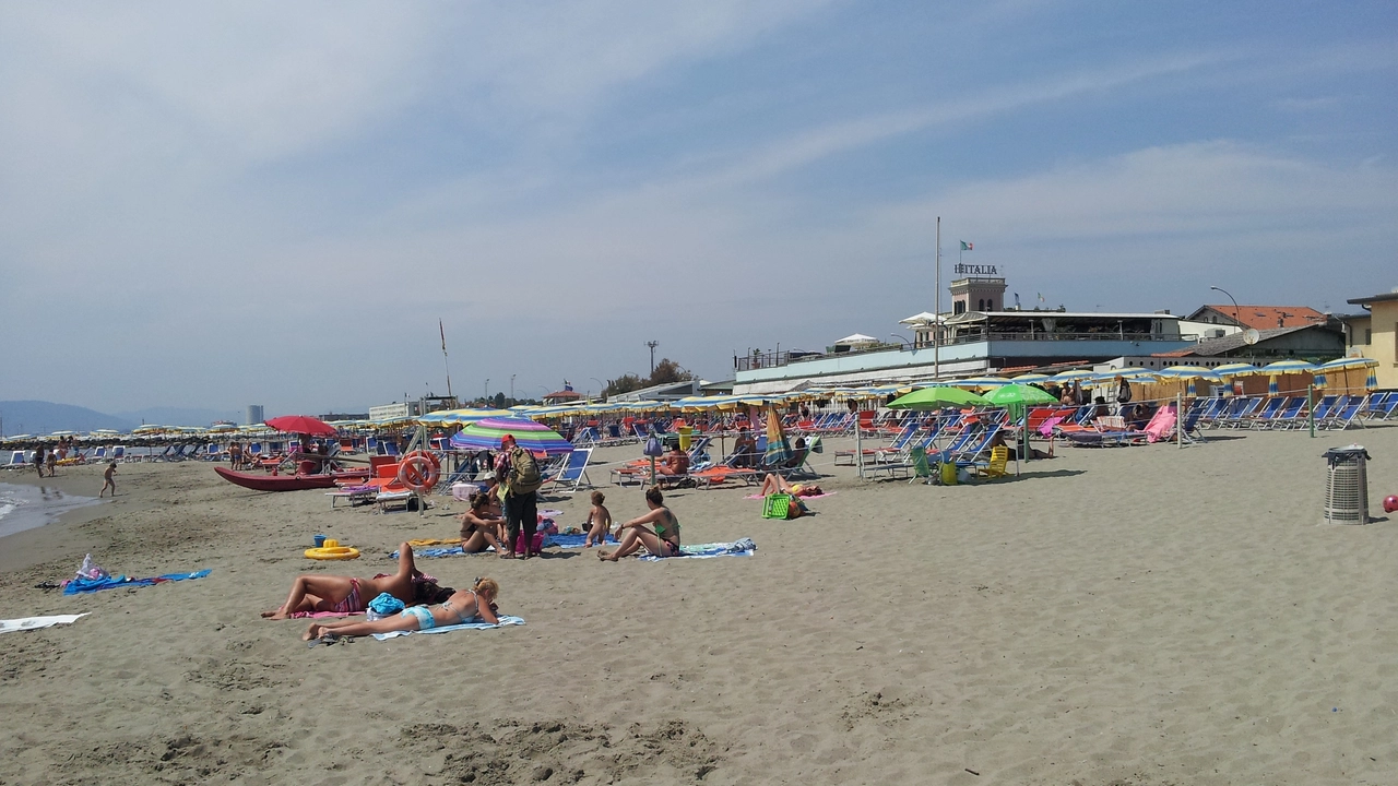 Il mare a Marina di Massa è tornato pulito