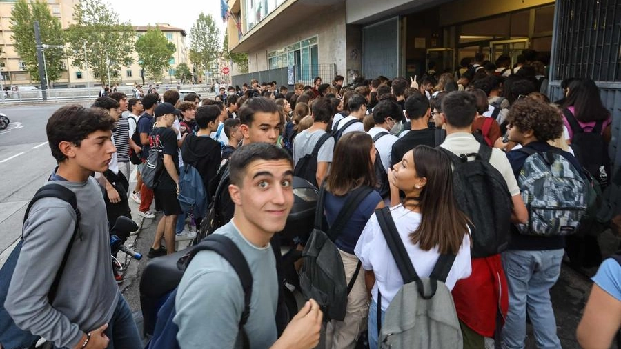 Studenti fiorentini all’ingresso del liceo Da Vinci il primo giorno di scuola